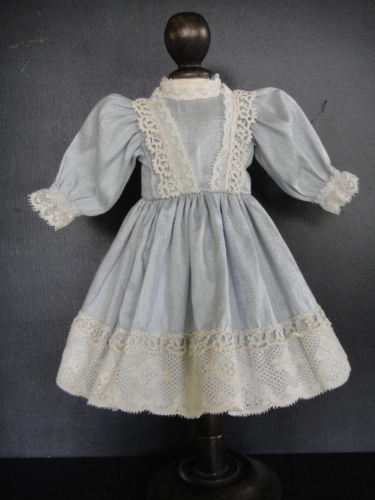 Robe De Poupée En Soie Et Dentelle Bleue – Pour Poupée 32-34 Cm – Georgette Bravot France