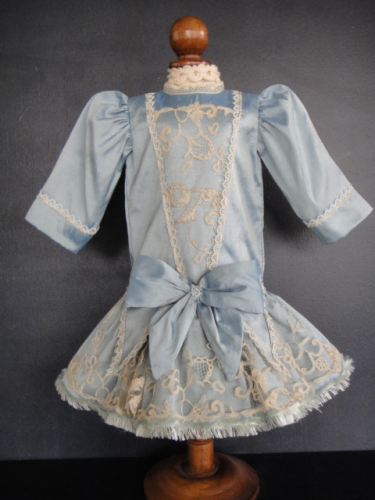 Robe En Soie Beige Pour Poupée Ancienne Ou Moderne - Bleuette, Steiner Par Georgette Bravot