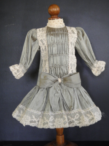 Robe en 100% soie, dentelles et broderie, T/L (Neu (gemäss Beschreibung