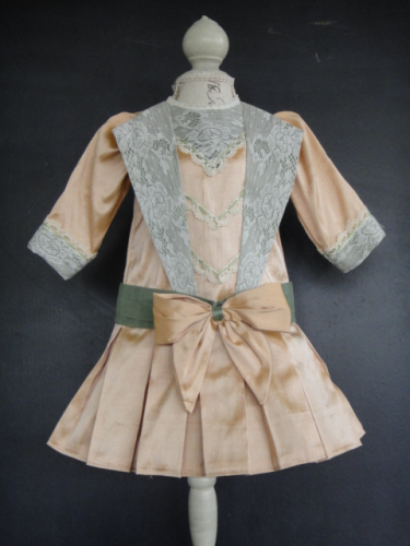 Robe En Soie Marron Pour Poupée 55 Cm – Style Ancien – Fabrication Française