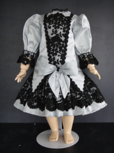 BELLE ROBE EN SOIE ET DENTELLE POUR POUPEE ANCIENNE JUMEAU, BRU, STEINER, SFBJ