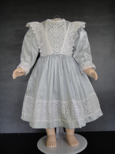 jolie petite robe ancienne d'enfant en tulle brodé main
