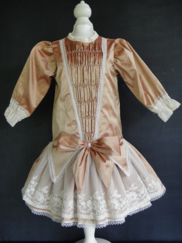 Robe rose pour poupée dé 20 cm - France