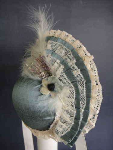 Robe en soie avec chapeau. Réf : 33-91