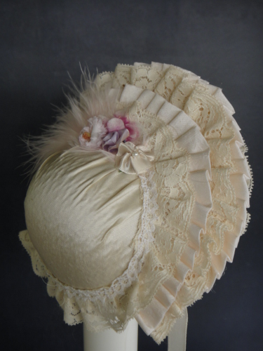 robe pour poupée ancienne avec chapeau. Tissu et dentelles