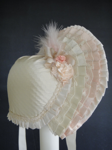 Robe En Soie Et Dentelles Avec Chapeau – Pour Poupée 32-34 Cm – Fabriqué En France