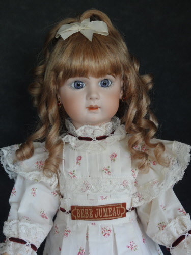 Résultats de recherche d'images pour « poupée maléfique cheveux brun robe blanche »
