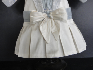 Poupée en porcelaine - Élise robe verte et chapeau dentelle - Jeux & Jouets
