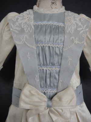Robe Soie Et Dentelles + Chapeau Pour Poupée 32-34 Cm – Création Française Georgette Bravot