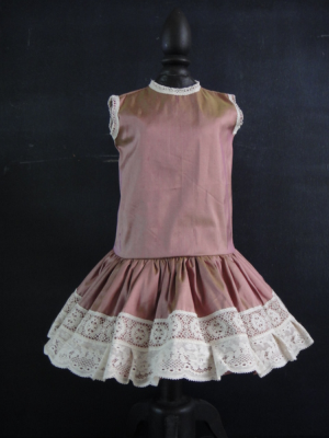 Vintage Poupée en porcelaine avec robe rose, poupée