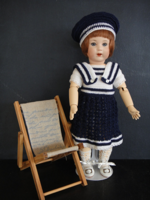 Poupée tête porcelaine, chapeau et robe, yeux verre, 46cm, début
