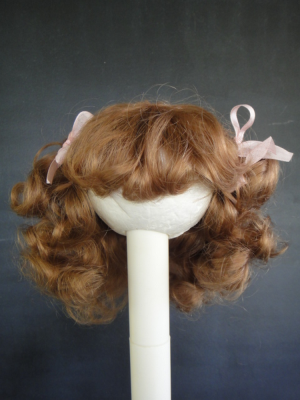 jolie perruque poupée ancienne ou vintage -tour de tête 19 à 20 cm