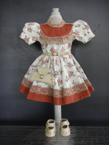 ROBE pour poupée en coton blanc dentelle et broderie - Taille Bleuette (27cm