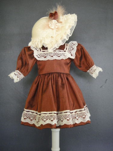 Robe En Soie Marron Pour Poupée 55 Cm - Style Ancien, Fabrication Française (Georgette Bravot)