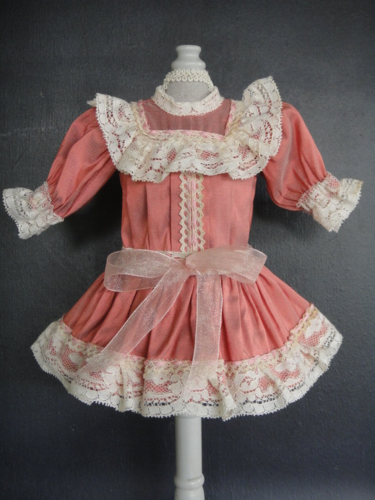 ROBE en soie de poupée ancienne et moderne taille 27 cm