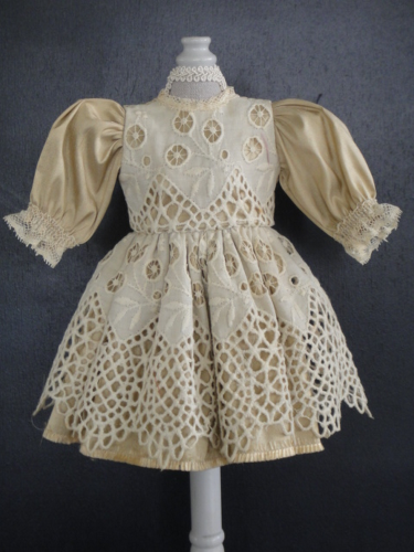 Robe En Soie Beige Pour Poupée Ancienne Ou Moderne - Bleuette, Steiner Par Georgette Bravot