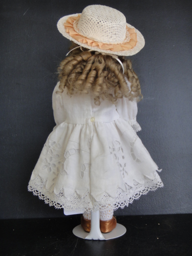 Reproduction d'une poupée Bleuette, tête en porcelaine marqu